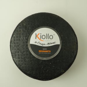 Alternative view of 1/4 Queso de Horma Reggianito Semi Estacionado